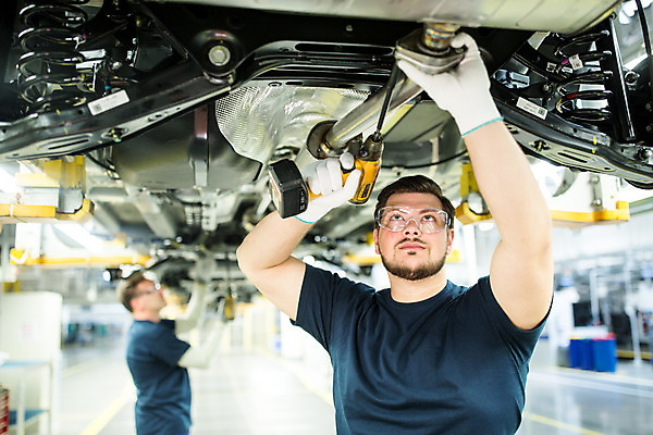 포토 JPG 서양인 외국인 응시 남자 산업 40대 중년 공장 공업 자동차 협력 노동자 실내 서기 사람 상반신 20대 성인 두명 앞모습 옆모습 작업 작업장 드라이버 동료 체코 보안경 남자만 자동차공장 국내포토 직업 시선 유럽 육상교통 뷰포인트 관계 모션 인종 청년 내부 공구 안전장비 파일형식