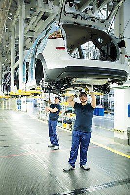 포토 JPG 전신 서양인 외국인 응시 남자 산업 40대 중년 공장 공업 자동차 협력 노동자 실내 서기 사람 20대 성인 두명 앞모습 옆모습 작업 작업장 드라이버 동료 체코 보안경 남자만 자동차공장 국내포토 직업 시선 유럽 육상교통 뷰포인트 관계 모션 인종 청년 내부 공구 안전장비 파일형식