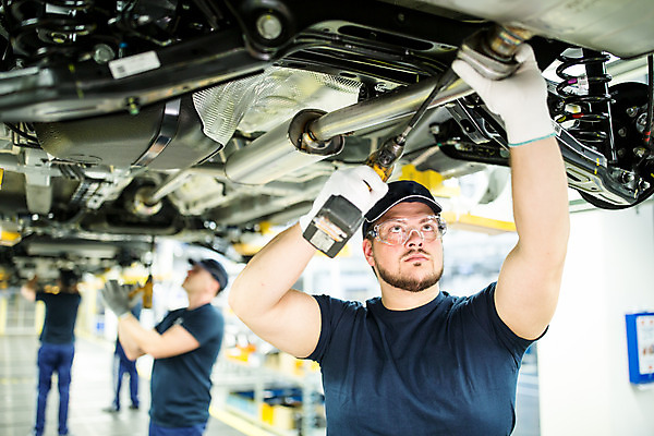 포토 JPG 서양인 외국인 응시 남자 산업 40대 중년 공장 공업 자동차 협력 노동자 실내 서기 사람 여러명 상반신 20대 성인 앞모습 옆모습 작업 작업장 드라이버 동료 체코 보안경 남자만 자동차공장 국내포토 직업 시선 유럽 육상교통 뷰포인트 다수 관계 모션 인종 청년 내부 공구 안전장비 파일형식