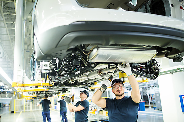 포토 JPG 서양인 외국인 응시 남자 산업 중년 공장 공업 자동차 협력 노동자 실내 서기 사람 여러명 상반신 성인 앞모습 옆모습 작업 작업장 드라이버 동료 체코 보안경 남자만 자동차공장 국내포토 직업 시선 유럽 육상교통 뷰포인트 다수 관계 모션 인종 내부 공구 안전장비 파일형식