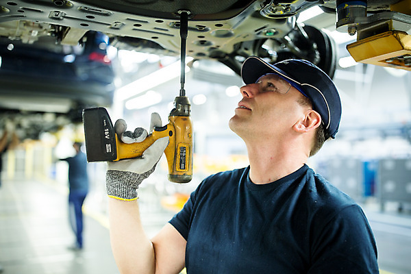 포토 JPG 서양인 외국인 응시 남자 산업 40대 중년 공장 공업 자동차 노동자 실내 한명 서기 사람 상반신 옆모습 작업 작업장 드라이버 체코 중년남자한명만 자동차공장 국내포토 직업 1 시선 유럽 육상교통 뷰포인트 모션 인종 성인 내부 공구 남자한명만 중년남자만 파일형식
