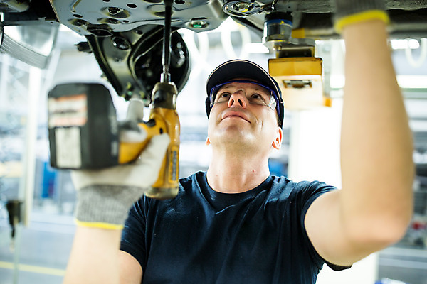 포토 JPG 서양인 외국인 응시 남자 산업 40대 중년 공장 공업 자동차 노동자 실내 한명 서기 사람 상반신 앞모습 올려보기 작업 작업장 드라이버 체코 보안경 중년남자한명만 자동차공장 국내포토 직업 1 시선 유럽 육상교통 뷰포인트 모션 인종 성인 내부 공구 안전장비 남자한명만 중년남자만 파일형식