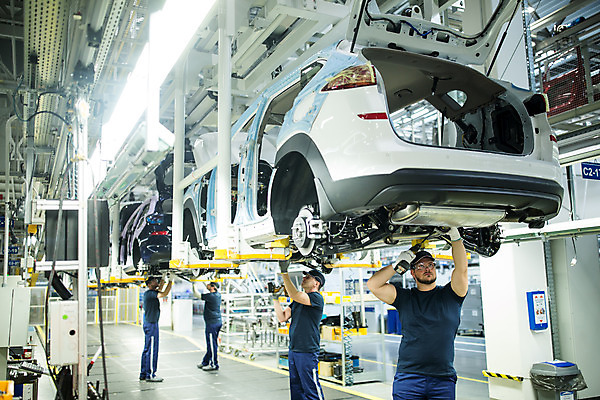 포토 JPG 전신 서양인 외국인 응시 남자 산업 40대 중년 공장 공업 자동차 협력 노동자 실내 서기 사람 여러명 20대 성인 두명 앞모습 옆모습 작업 작업장 드라이버 동료 체코 보안경 남자만 자동차공장 국내포토 직업 시선 유럽 육상교통 뷰포인트 다수 관계 모션 인종 청년 내부 공구 안전장비 파일형식