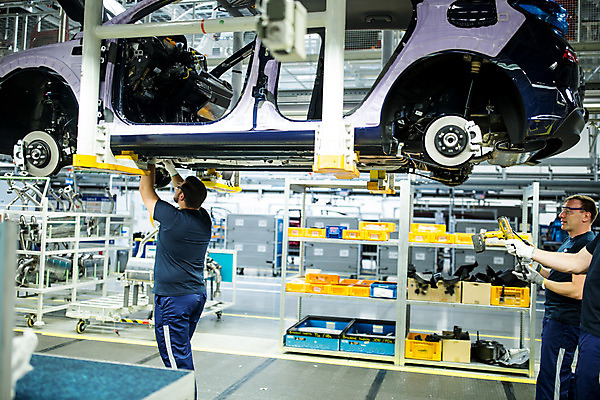 포토 JPG 전신 서양인 외국인 응시 남자 산업 40대 중년 공장 공업 자동차 협력 노동자 실내 서기 사람 20대 성인 두명 옆모습 작업 작업장 드라이버 동료 체코 보안경 남자만 자동차공장 국내포토 직업 시선 유럽 육상교통 뷰포인트 관계 모션 인종 청년 내부 공구 안전장비 파일형식