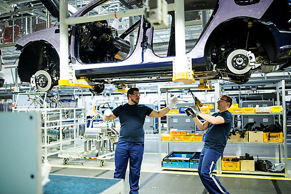 포토 JPG 전신 서양인 외국인 응시 남자 산업 40대 중년 공장 공업 자동차 협력 노동자 실내 서기 미소 사람 20대 성인 두명 앞모습 옆모습 작업 작업장 드라이버 동료 체코 보안경 남자만 자동차공장 국내포토 직업 시선 유럽 육상교통 뷰포인트 관계 모션 표정 인종 청년 내부 공구 안전장비 파일형식