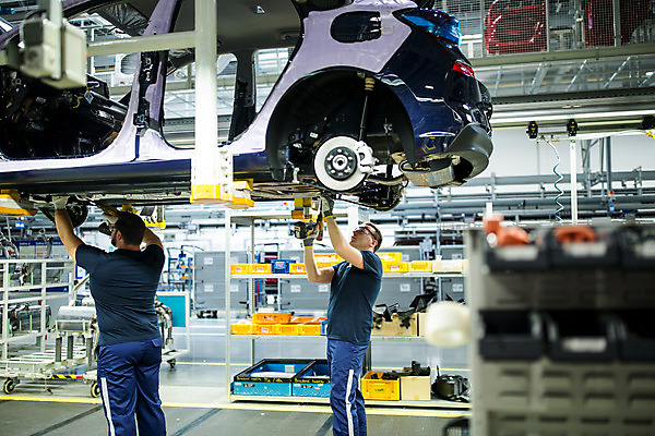 포토 JPG 서양인 외국인 응시 남자 산업 40대 중년 공장 공업 자동차 협력 노동자 실내 서기 사람 상반신 20대 성인 두명 옆모습 뒷모습 작업 작업장 드라이버 동료 체코 보안경 남자만 자동차공장 국내포토 직업 시선 유럽 육상교통 뷰포인트 관계 모션 인종 청년 내부 공구 안전장비 파일형식
