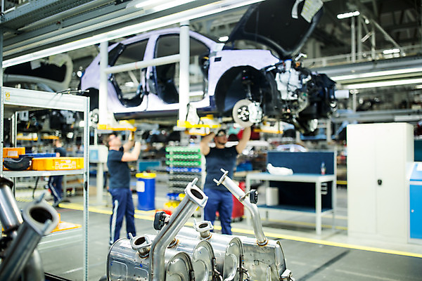 포토 JPG 전신 서양인 외국인 응시 남자 산업 40대 중년 공장 공업 자동차 협력 노동자 실내 서기 사람 20대 성인 두명 옆모습 아웃포커스 작업 작업장 드라이버 동료 체코 보안경 남자만 자동차공장 국내포토 직업 시선 유럽 육상교통 뷰포인트 관계 모션 촬영기법 인종 청년 내부 공구 안전장비 파일형식