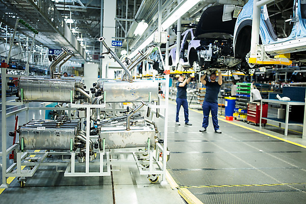 포토 JPG 전신 서양인 외국인 응시 남자 산업 40대 중년 공장 공업 자동차 협력 노동자 실내 서기 사람 20대 성인 두명 앞모습 옆모습 작업 작업장 드라이버 동료 체코 보안경 남자만 자동차공장 국내포토 직업 시선 유럽 육상교통 뷰포인트 관계 모션 인종 청년 내부 공구 안전장비 파일형식