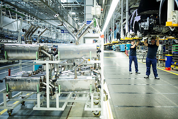 포토 JPG 전신 서양인 외국인 응시 남자 산업 40대 중년 공장 공업 자동차 협력 노동자 실내 서기 사람 20대 성인 두명 앞모습 옆모습 작업 작업장 드라이버 동료 체코 보안경 남자만 자동차공장 국내포토 직업 시선 유럽 육상교통 뷰포인트 관계 모션 인종 청년 내부 공구 안전장비 파일형식