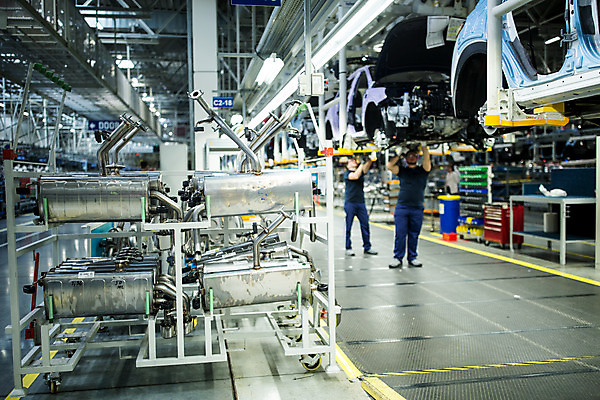 포토 JPG 전신 서양인 외국인 응시 남자 산업 40대 중년 공장 공업 자동차 협력 노동자 실내 서기 사람 20대 성인 두명 앞모습 옆모습 작업 작업장 드라이버 동료 체코 보안경 남자만 자동차공장 국내포토 직업 시선 유럽 육상교통 뷰포인트 관계 모션 인종 청년 내부 공구 안전장비 파일형식