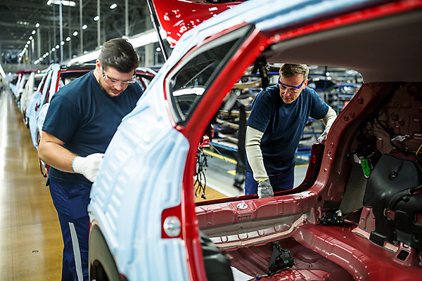 포토 JPG 서양인 외국인 응시 남자 산업 40대 중년 공장 공업 자동차 협력 노동자 실내 서기 사람 상반신 20대 성인 두명 앞모습 작업 작업장 동료 체코 보안경 남자만 자동차공장 국내포토 직업 시선 유럽 육상교통 뷰포인트 관계 모션 인종 청년 내부 안전장비 파일형식