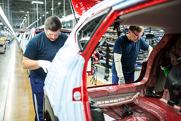 포토 JPG 서양인 외국인 응시 남자 산업 40대 중년 공장 공업 자동차 협력 노동자 실내 서기 사람 상반신 20대 성인 두명 앞모습 작업 작업장 동료 체코 보안경 남자만 자동차공장 국내포토 직업 시선 유럽 육상교통 뷰포인트 관계 모션 인종 청년 내부 안전장비 파일형식