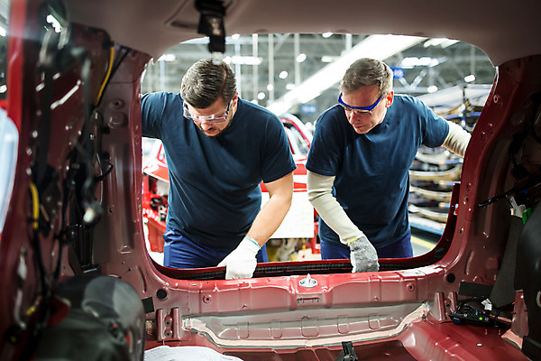 포토 JPG 서양인 외국인 응시 남자 산업 중년 공장 공업 자동차 협력 노동자 실내 서기 사람 상반신 성인 두명 앞모습 작업 작업장 동료 체코 보안경 남자만 자동차공장 국내포토 직업 시선 유럽 육상교통 뷰포인트 관계 모션 인종 내부 안전장비 파일형식