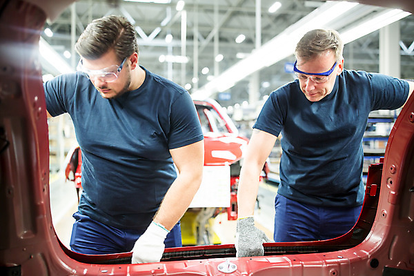 포토 JPG 서양인 외국인 응시 남자 산업 중년 공장 공업 자동차 협력 노동자 실내 서기 사람 상반신 성인 두명 앞모습 작업 작업장 동료 체코 보안경 남자만 자동차공장 국내포토 직업 시선 유럽 육상교통 뷰포인트 관계 모션 인종 내부 안전장비 파일형식