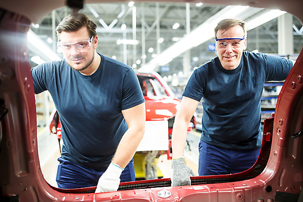 포토 JPG 서양인 외국인 응시 남자 산업 중년 공장 공업 자동차 협력 노동자 실내 서기 미소 사람 상반신 성인 두명 앞모습 작업 작업장 동료 체코 보안경 남자만 자동차공장 국내포토 직업 시선 유럽 육상교통 뷰포인트 관계 모션 표정 인종 내부 안전장비 파일형식