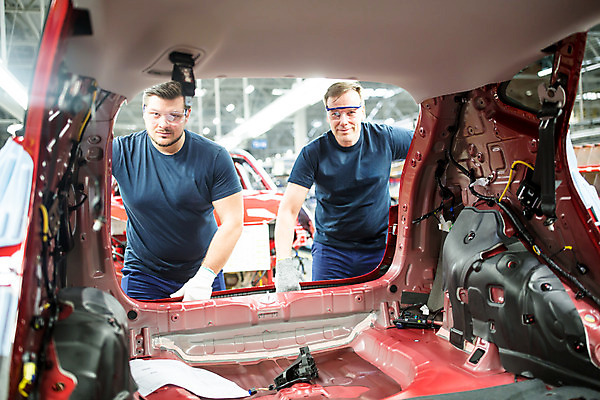 포토 JPG 서양인 외국인 응시 남자 산업 중년 공장 공업 자동차 협력 노동자 실내 서기 미소 사람 상반신 성인 두명 앞모습 작업 작업장 동료 체코 보안경 남자만 자동차공장 국내포토 직업 시선 유럽 육상교통 뷰포인트 관계 모션 표정 인종 내부 안전장비 파일형식
