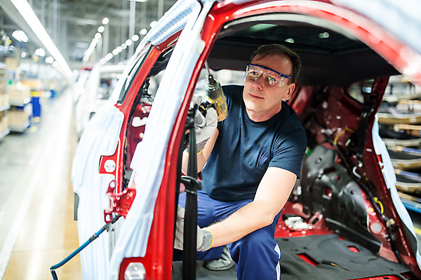 포토 JPG 전신 서양인 외국인 응시 남자 산업 40대 중년 공장 공업 자동차 노동자 실내 한명 사람 앉기 앞모습 작업 작업장 드라이버 체코 보안경 중년남자한명만 자동차공장 국내포토 직업 1 시선 유럽 육상교통 뷰포인트 모션 인종 성인 내부 공구 안전장비 남자한명만 중년남자만 파일형식