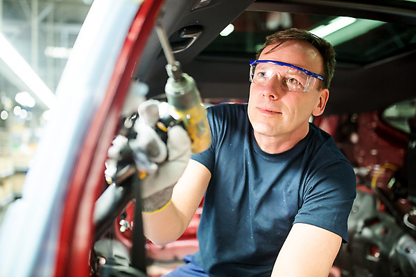 포토 JPG 서양인 외국인 응시 남자 산업 40대 중년 공장 공업 자동차 노동자 실내 한명 사람 앉기 상반신 앞모습 아웃포커스 작업 작업장 드라이버 체코 보안경 중년남자한명만 자동차공장 국내포토 직업 1 시선 유럽 육상교통 뷰포인트 모션 촬영기법 인종 성인 내부 공구 안전장비 남자한명만 중년남자만 파일형식