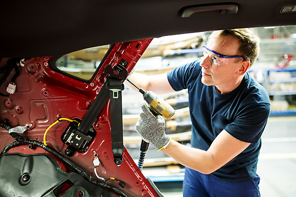 포토 JPG 서양인 외국인 응시 남자 산업 40대 중년 공장 공업 자동차 노동자 실내 한명 서기 사람 상반신 옆모습 작업 작업장 드라이버 체코 보안경 중년남자한명만 자동차공장 국내포토 직업 1 시선 유럽 육상교통 뷰포인트 모션 인종 성인 내부 공구 안전장비 남자한명만 중년남자만 파일형식