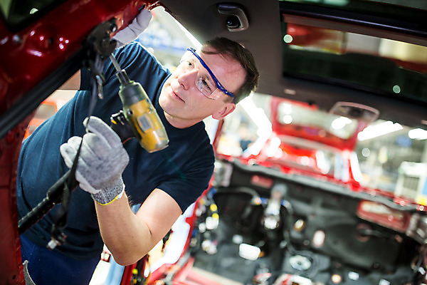포토 JPG 서양인 외국인 응시 남자 산업 40대 중년 공장 공업 자동차 노동자 실내 한명 서기 사람 상반신 앞모습 작업 작업장 드라이버 체코 보안경 중년남자한명만 자동차공장 국내포토 직업 1 시선 유럽 육상교통 뷰포인트 모션 인종 성인 내부 공구 안전장비 남자한명만 중년남자만 파일형식