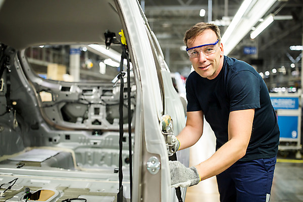 포토 JPG 서양인 외국인 응시 남자 산업 40대 중년 공장 공업 자동차 노동자 실내 한명 미소 사람 상반신 옆모습 작업 작업장 드라이버 체코 보안경 중년남자한명만 자동차공장 국내포토 직업 1 시선 유럽 육상교통 뷰포인트 표정 인종 성인 내부 공구 안전장비 남자한명만 중년남자만 파일형식