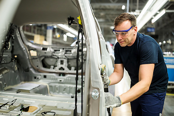 포토 JPG 서양인 외국인 응시 남자 산업 40대 중년 공장 공업 자동차 노동자 실내 한명 서기 사람 상반신 옆모습 작업 작업장 체코 보안경 중년남자한명만 자동차공장 국내포토 드라이버채 직업 1 시선 유럽 육상교통 뷰포인트 골프 모션 인종 성인 내부 안전장비 남자한명만 중년남자만 파일형식