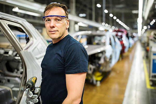 포토 JPG 서양인 외국인 응시 남자 산업 40대 중년 공장 공업 자동차 노동자 실내 한명 서기 사람 상반신 옆모습 작업 작업장 드라이버 체코 보안경 중년남자한명만 자동차공장 국내포토 직업 1 시선 유럽 육상교통 뷰포인트 모션 인종 성인 내부 공구 안전장비 남자한명만 중년남자만 파일형식