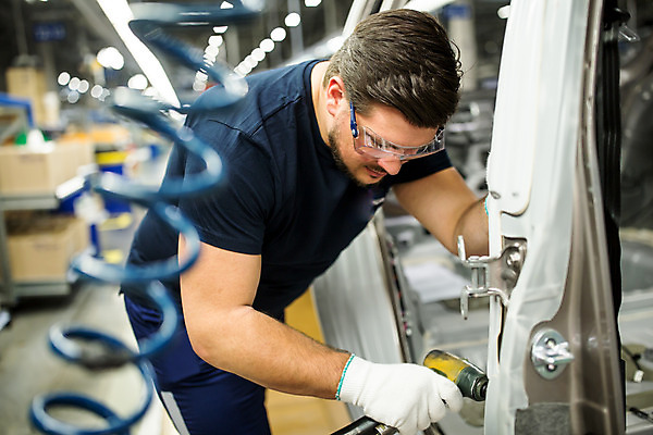 포토 JPG 서양인 응시 남자 산업 공장 공업 자동차 노동자 실내 한명 서기 사람 상반신 20대 성인 옆모습 작업 작업장 드라이버 체코 보안경 성인남자한명만 자동차공장 국내포토 외국인 직업 1 시선 유럽 육상교통 뷰포인트 모션 청년 내부 공구 안전장비 남자한명만 성인남자만 파일형식