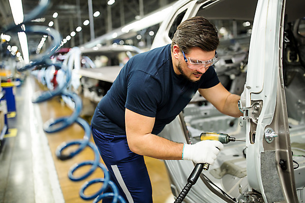 포토 JPG 서양인 응시 남자 산업 공장 공업 자동차 노동자 실내 한명 서기 사람 상반신 20대 성인 옆모습 작업 작업장 드라이버 체코 보안경 성인남자한명만 자동차공장 국내포토 외국인 직업 1 시선 유럽 육상교통 뷰포인트 모션 청년 내부 공구 안전장비 남자한명만 성인남자만 파일형식