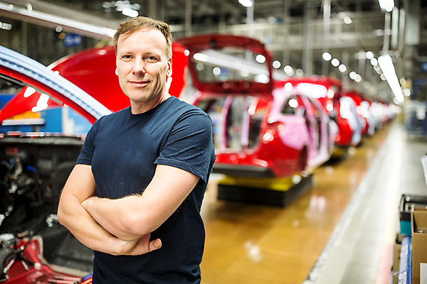 포토 JPG 서양인 외국인 응시 남자 산업 40대 중년 공장 공업 자동차 노동자 실내 한명 서기 사람 상반신 앞모습 팔짱 작업장 체코 중년남자한명만 자동차공장 국내포토 직업 1 시선 유럽 육상교통 뷰포인트 모션 인종 성인 내부 남자한명만 중년남자만 파일형식