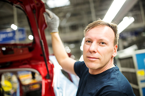 포토 JPG 서양인 외국인 응시 남자 산업 40대 중년 공장 공업 자동차 노동자 실내 한명 서기 사람 근접촬영 상반신 옆모습 작업 작업장 체코 중년남자한명만 자동차공장 국내포토 직업 1 시선 유럽 육상교통 뷰포인트 모션 인종 성인 내부 남자한명만 중년남자만 파일형식