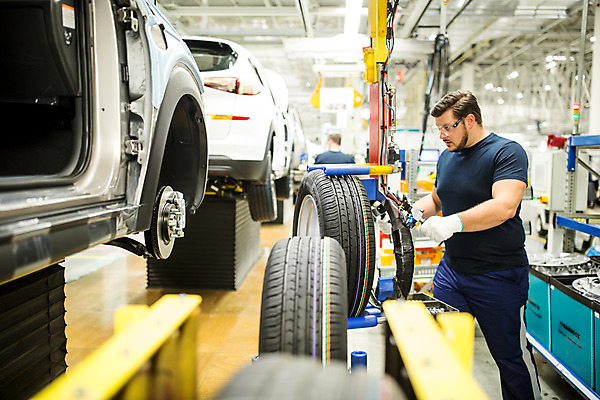 포토 JPG 서양인 응시 남자 산업 공장 공업 자동차 노동자 실내 한명 서기 사람 상반신 20대 성인 옆모습 작업 작업장 타이어 체코 보안경 성인남자한명만 자동차공장 국내포토 외국인 직업 1 시선 유럽 육상교통 뷰포인트 모션 청년 내부 안전장비 남자한명만 성인남자만 파일형식