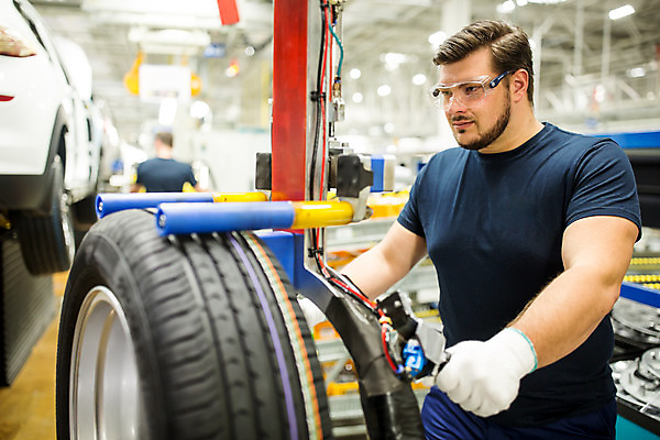 포토 JPG 서양인 응시 남자 산업 공장 공업 자동차 노동자 실내 한명 서기 사람 상반신 20대 성인 옆모습 작업 작업장 타이어 체코 보안경 성인남자한명만 자동차공장 국내포토 외국인 직업 1 시선 유럽 육상교통 뷰포인트 모션 청년 내부 안전장비 남자한명만 성인남자만 파일형식