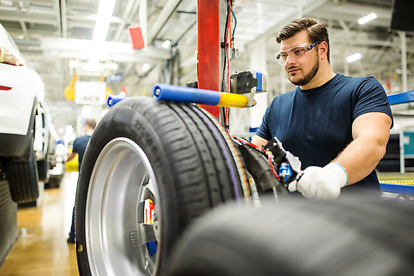 포토 JPG 서양인 응시 남자 산업 공장 공업 자동차 노동자 실내 한명 서기 사람 상반신 20대 성인 옆모습 작업 작업장 타이어 체코 보안경 성인남자한명만 자동차공장 국내포토 외국인 직업 1 시선 유럽 육상교통 뷰포인트 모션 청년 내부 안전장비 남자한명만 성인남자만 파일형식