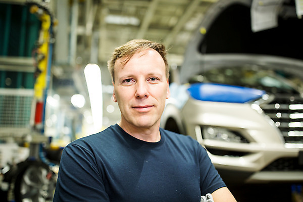 포토 JPG 서양인 외국인 응시 남자 산업 40대 중년 공장 공업 자동차 노동자 실내 한명 서기 사람 상반신 앞모습 작업장 체코 중년남자한명만 자동차공장 국내포토 직업 1 시선 유럽 육상교통 뷰포인트 모션 인종 성인 내부 남자한명만 중년남자만 파일형식