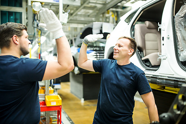 포토 JPG 서양인 외국인 응시 남자 산업 40대 중년 공장 공업 자동차 협력 노동자 실내 서기 미소 사람 상반신 20대 성인 두명 옆모습 작업 작업장 동료 즐거움 하이파이브 체코 남자만 자동차공장 국내포토 직업 시선 감정 유럽 육상교통 뷰포인트 관계 모션 표정 인종 손짓 청년 내부 파일형식