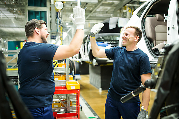포토 JPG 서양인 외국인 응시 남자 산업 40대 중년 공장 공업 자동차 협력 노동자 실내 서기 미소 사람 상반신 20대 성인 두명 옆모습 작업 작업장 동료 즐거움 하이파이브 체코 남자만 자동차공장 국내포토 직업 시선 감정 유럽 육상교통 뷰포인트 관계 모션 표정 인종 손짓 청년 내부 파일형식