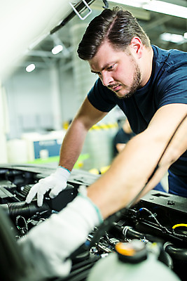 포토 JPG 서양인 응시 남자 산업 공장 공업 자동차 노동자 실내 한명 서기 사람 상반신 20대 성인 옆모습 작업 작업장 체코 엔진 성인남자한명만 자동차공장 국내포토 외국인 직업 1 시선 유럽 육상교통 뷰포인트 모션 청년 내부 남자한명만 성인남자만 파일형식