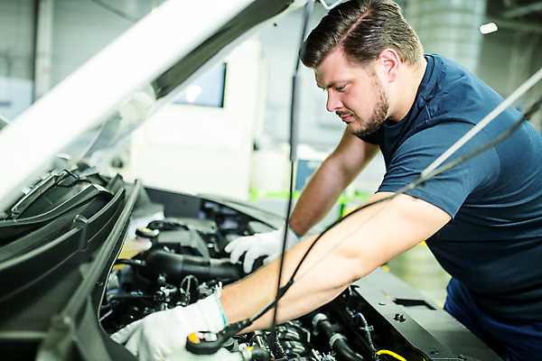 포토 JPG 서양인 응시 남자 산업 공장 공업 자동차 노동자 실내 한명 서기 사람 상반신 20대 성인 옆모습 작업 작업장 체코 엔진 성인남자한명만 자동차공장 국내포토 외국인 직업 1 시선 유럽 육상교통 뷰포인트 모션 청년 내부 남자한명만 성인남자만 파일형식