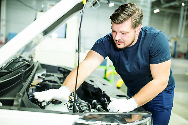 포토 JPG 서양인 응시 남자 산업 공장 공업 자동차 노동자 실내 한명 서기 사람 상반신 20대 성인 옆모습 작업 작업장 체코 엔진 성인남자한명만 자동차공장 국내포토 외국인 직업 1 시선 유럽 육상교통 뷰포인트 모션 청년 내부 남자한명만 성인남자만 파일형식