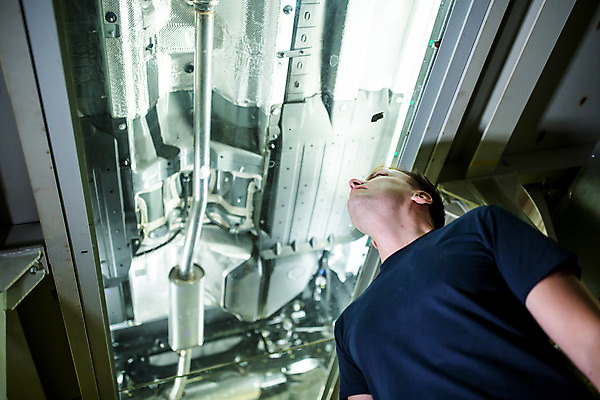 포토 JPG 서양인 외국인 응시 남자 산업 로우앵글 40대 중년 공장 공업 자동차 노동자 실내 한명 서기 사람 상반신 앞모습 올려보기 작업 작업장 체코 중년남자한명만 자동차공장 국내포토 직업 1 시선 유럽 육상교통 뷰포인트 모션 인종 성인 내부 남자한명만 중년남자만 파일형식