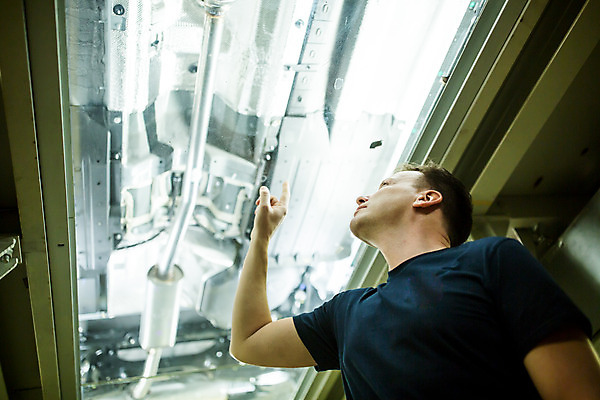 포토 JPG 서양인 외국인 응시 남자 산업 로우앵글 40대 중년 공장 공업 자동차 노동자 실내 한명 서기 사람 상반신 앞모습 올려보기 가리킴 작업 작업장 체코 중년남자한명만 자동차공장 국내포토 직업 1 시선 유럽 육상교통 뷰포인트 모션 인종 손짓 성인 내부 남자한명만 중년남자만 파일형식