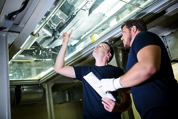 포토 JPG 서양인 외국인 응시 남자 산업 로우앵글 중년 공장 공업 자동차 협력 노동자 실내 서기 사람 상반신 성인 두명 옆모습 가리킴 작업 작업장 동료 체코 남자만 자동차공장 국내포토 직업 시선 유럽 육상교통 뷰포인트 관계 모션 인종 손짓 내부 파일형식