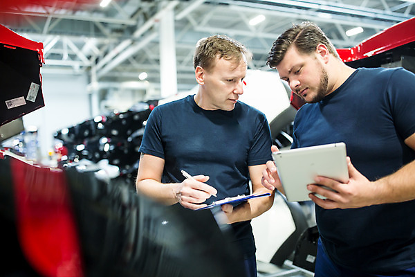포토 JPG 서양인 외국인 응시 남자 산업 40대 중년 공장 공업 자동차 협력 노동자 실내 서기 사람 상반신 20대 성인 두명 앞모습 태블릿 기록 작업 작업장 동료 체코 남자만 자동차공장 국내포토 직업 시선 유럽 육상교통 뷰포인트 관계 모션 인종 청년 내부 전자제품 스마트기기 파일형식