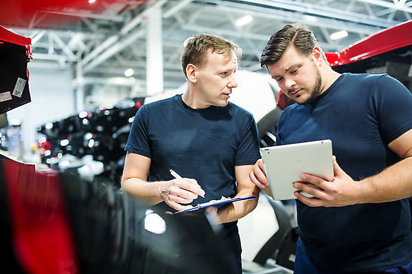포토 JPG 서양인 외국인 응시 남자 산업 40대 중년 공장 공업 자동차 협력 노동자 실내 서기 사람 상반신 20대 성인 두명 앞모습 태블릿 기록 작업 작업장 동료 체코 남자만 자동차공장 국내포토 직업 시선 유럽 육상교통 뷰포인트 관계 모션 인종 청년 내부 전자제품 스마트기기 파일형식