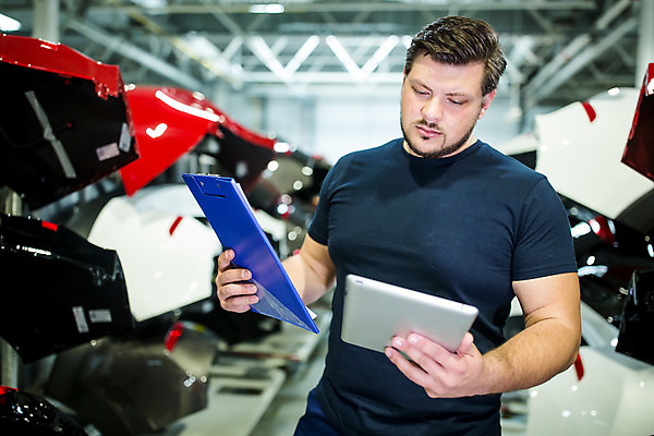 포토 JPG 서양인 응시 남자 산업 공장 공업 자동차 노동자 실내 한명 서기 사람 상반신 20대 성인 앞모습 태블릿 작업 작업장 체코 성인남자한명만 자동차공장 국내포토 외국인 직업 1 시선 유럽 육상교통 뷰포인트 모션 청년 내부 전자제품 스마트기기 남자한명만 성인남자만 파일형식
