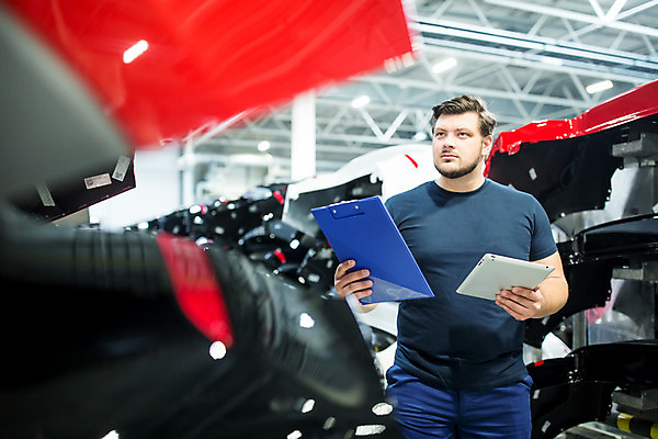포토 JPG 서양인 응시 남자 산업 공장 공업 자동차 노동자 실내 한명 서기 사람 상반신 20대 성인 앞모습 태블릿 작업 작업장 체코 성인남자한명만 자동차공장 국내포토 외국인 직업 1 시선 유럽 육상교통 뷰포인트 모션 청년 내부 전자제품 스마트기기 남자한명만 성인남자만 파일형식