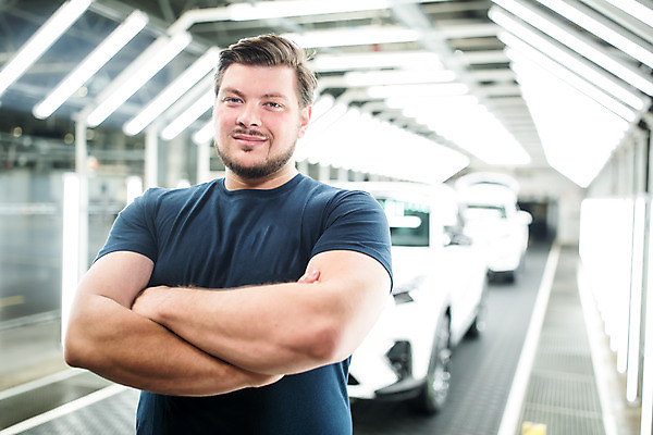 포토 JPG 서양인 응시 남자 산업 공장 공업 자동차 노동자 실내 한명 서기 사람 상반신 20대 성인 앞모습 팔짱 작업 작업장 체코 성인남자한명만 자동차공장 국내포토 외국인 직업 1 시선 유럽 육상교통 뷰포인트 모션 청년 내부 남자한명만 성인남자만 파일형식