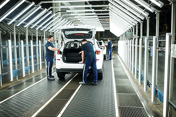 포토 JPG 전신 서양인 외국인 응시 남자 산업 중년 공장 공업 자동차 협력 노동자 실내 서기 사람 성인 옆모습 뒷모습 세명 작업 작업장 동료 체코 닦기 남자만 자동차공장 국내포토 직업 시선 유럽 육상교통 뷰포인트 관계 모션 인종 내부 파일형식