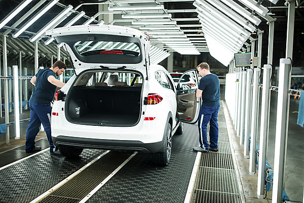 포토 JPG 전신 서양인 외국인 응시 남자 산업 중년 공장 공업 자동차 협력 노동자 실내 서기 사람 성인 두명 옆모습 뒷모습 작업 작업장 동료 체코 닦기 남자만 자동차공장 국내포토 직업 시선 유럽 육상교통 뷰포인트 관계 모션 인종 내부 파일형식